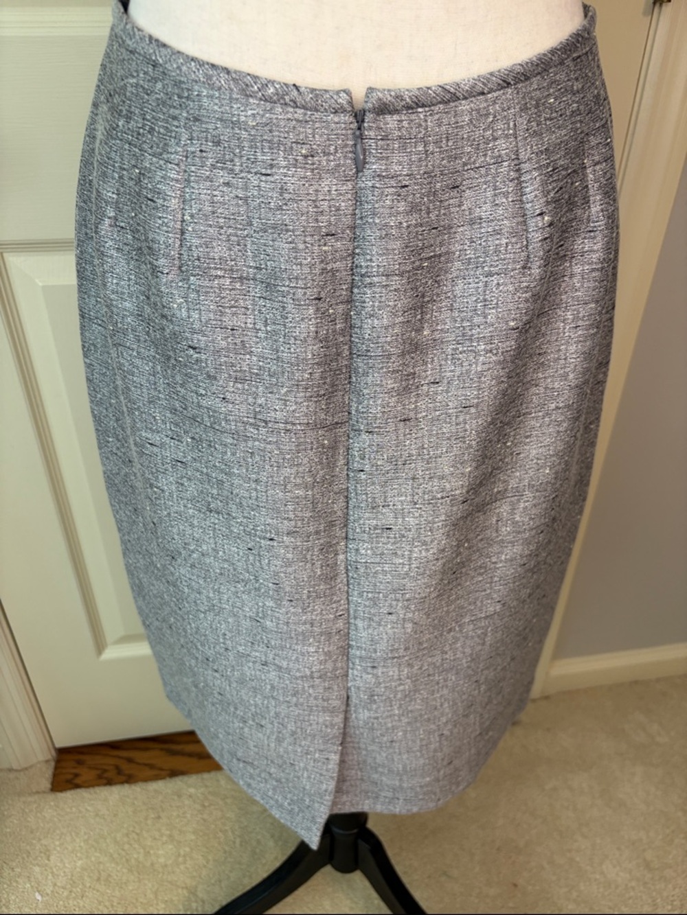 Le Suit Petite Shimmery Gray 3 Button Jacket and Skirt Suit Set Size 6P Like New - Picture 14 of 14